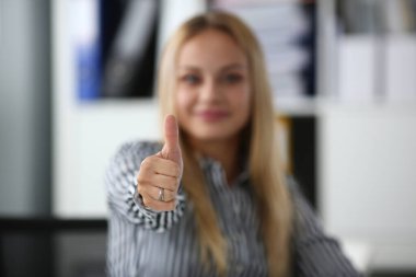 İş kadını onay jesti gösteriyor