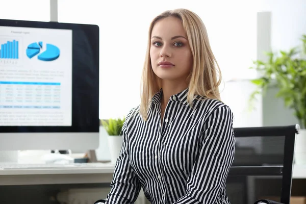 Mooie zakenvrouw in office — Stockfoto