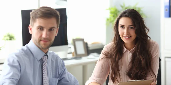 Mujer sonriente con pareja en la sala de conferencias — Foto de Stock