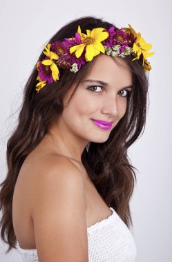 Happy, gülümseyen, güzel peri/perisi/kadın-göl kenarında portre-çiçek çelenk giyen ve stüdyoda poz. Büyülü, mistik atmoshphere, sanatsal bir kadın portresi. Moda ve güzellik atış.