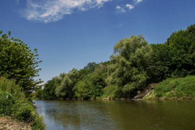 Güneşli Günü orman / park Güzel Manzara , Nove Zamky, Berek, Slovakya. Europe.A nehirde güzel bir gökyüzü yansıması.