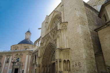 Valencia, İspanya - 21.07.2019:Valencia Katedrali - La Seu de Valencia. La Plaza De La Virgen'de yer alan görkemli katedral - mimari tarzlar: Barok, Romanesk ve Gotik.