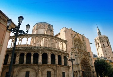 Valencia, İspanya - 21.07.2019:Baslica de la Virgen de los Desamparados ve Valencia Katedrali. La Plaza De La Virgen üzerinde La Seu de Valencia - St Mary Meydanı