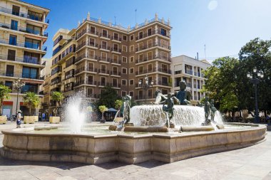 Valencia, İspanya - 21.07.2019: A Fountain - Neptün sekiz çıplak kadınla çevrili - Valencias Turia Nehri'nin alegorik temsili ve sekiz sulama hendekleri - Plaza De La Virgen