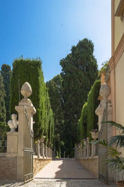Valencia, İspanya-07.07.2019:Monforte Garden - Jardines de Monforte. Heykeller, havuzlar, çeşmeler, yürüyüş yolları ve dinlenme alanları yla dolu neoklasik bir tasarım.
