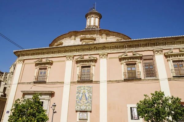 Valencia, İspanya - 21.07.2019:Baslica de la Virgen de los Desamparados. (La Seu de Valencia üzerinde La Plaza De La Virgen - St Mary Meydanı