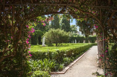 Valencia, İspanya-07.07.2019:Monforte Garden - Jardines de Monforte. Heykeller, havuzlar, çeşmeler, yürüyüş yolları ve dinlenme alanları yla dolu neoklasik bir tasarım.