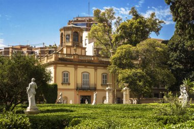 Valencia, İspanya-07.07.2019:Monforte Garden - Jardines de Monforte. Heykeller, havuzlar, çeşmeler, yürüyüş yolları ve dinlenme alanları yla dolu neoklasik bir tasarım.