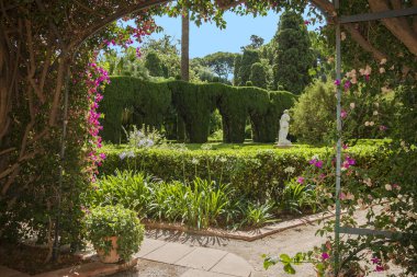 Valencia, İspanya-07.07.2019:Monforte Garden - Jardines de Monforte. Heykeller, havuzlar, çeşmeler, yürüyüş yolları ve dinlenme alanları yla dolu neoklasik bir tasarım.