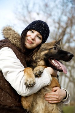 Sevimli Çoban Köpeği, Alman Çoban Portresi. Güzel, Genç Kız Bir Köpek Yavrusu Huging olduğunu. Sonbahar, Sonbahar zamanı.