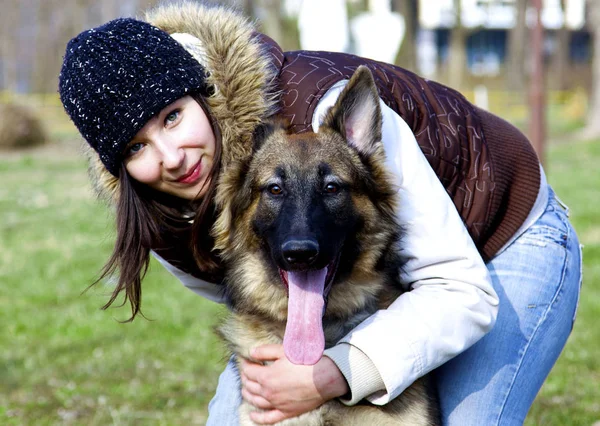 可爱的牧羊犬 德国牧羊犬的肖像 一个尼斯 年轻的女孩是拥抱小狗 秋天时间 — 图库照片