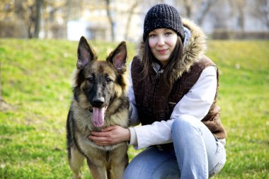 A Happy, Genç Kadın Sevimli Alman Çoban Köpeği Huging, Sonbahar, Sonbahar zaman Parkta Çoban Köpeği. Arkadaşlığın Güzel Bir Portresi.
