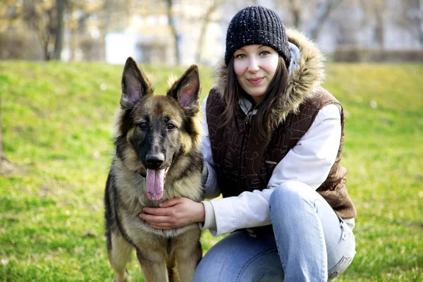Femeie Fericită Tânără Îmbrățișează Câine Ciobănesc German Drăguț Ciobănesc Parc — Fotografie, imagine de stoc