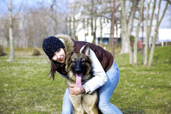 Una Donna Felice Giovane Sta Abbracciando Simpatico Cane Pastore Tedesco — Foto Stock