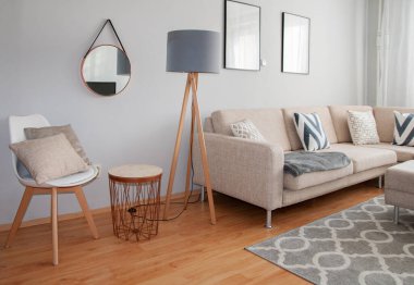 İskandinav Minimalizm Tasarımı. Gri ve bej renklerle süslenmiş güzel bir oturma odası. Rahat, rahat bir iç dizayn. Tarafsız Renklerde Modern Ev. 