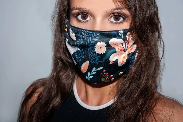 Close Frigtened Woman Wearing Protective Home Made Face Mask Protection — Stock Photo, Image