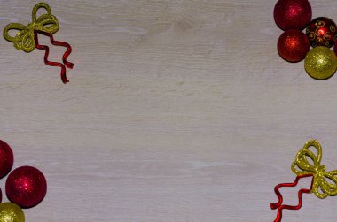 Bolas y cintas para dekarar on navidas
