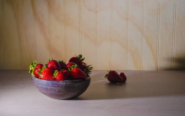 Fresas in plato rustico