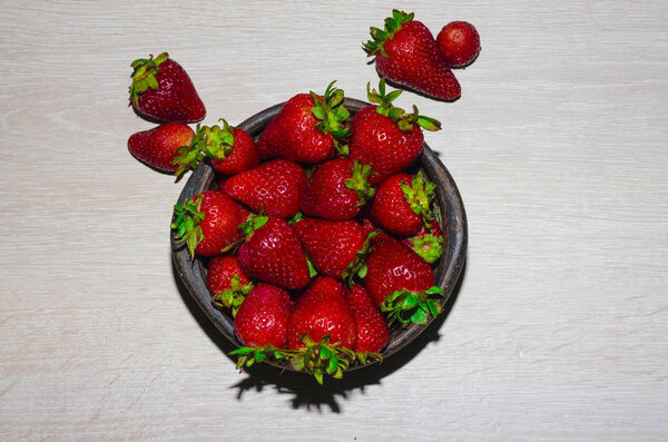 mesa de cocina con un plato de greda 