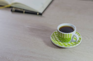Eskritorio con una taza de te na ajanda