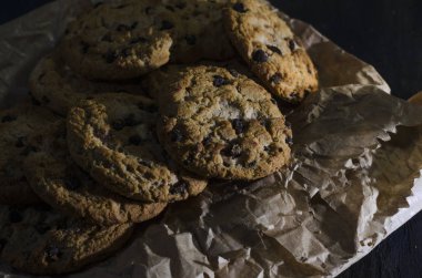 Galletas horneadas con trozos de çikolata con ciruelas rojas
