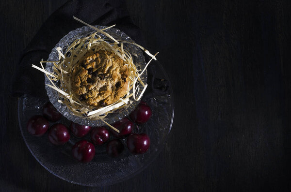 galletas horneadas con trozos de chocolate con ciruelas rojas