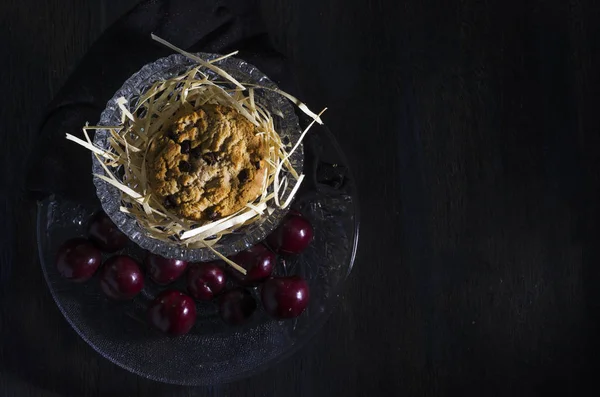 Galletas Horneadas Con Trozos Chocolate Con Ciruelas Rojas Stockbild