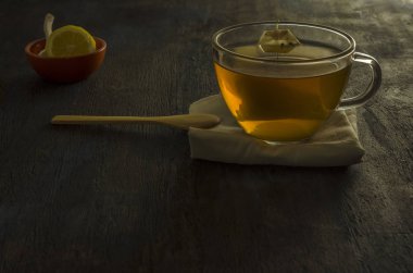 Taza de vidrio con te limon