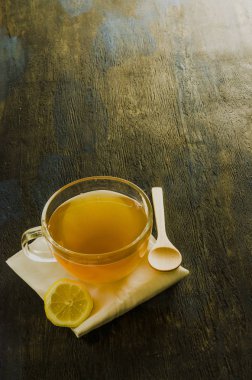Taza de vidrio con te limon