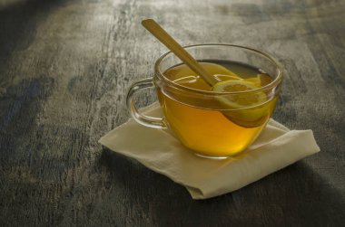 Taza de vidrio con te limon