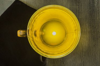 Taza de vidrio con te limon