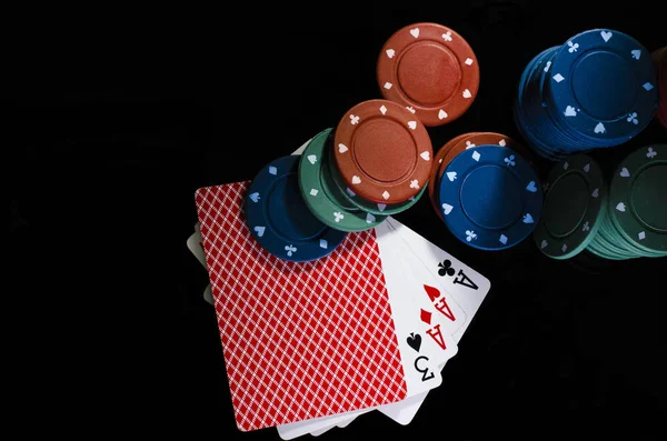 Chips Und Spielkarten Einem Pokerspiel Auf Grünen Und Schwarzen Hintergrund Stockbild