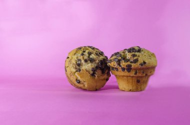 pembe arka plan beyaz çikolata ve kakao trend kek kurabiye ve kek