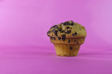 pembe arka plan beyaz çikolata ve kakao trend kek kurabiye ve kek