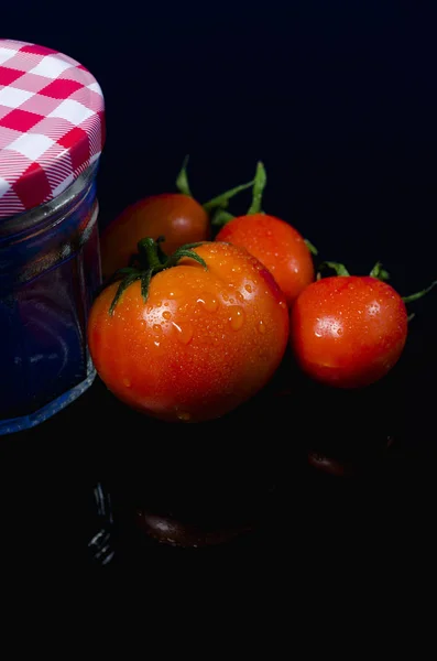 Kirschtomaten Auf Dunklem Hintergrund Und Glas Für Sauce — Stockfoto