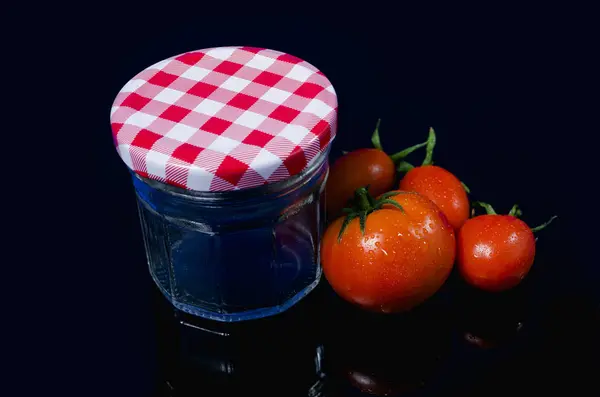 Kirschtomaten Auf Dunklem Hintergrund Und Glas Für Sauce — Stockfoto