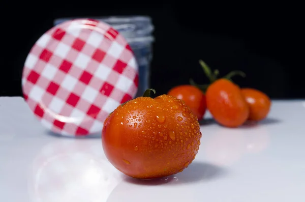 Tomates Cereja Fundo Escuro Jarra Molho — Fotografia de Stock