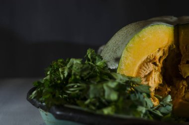 Sebze ile eski bir tepsiüzerinde Taze sarı kabak