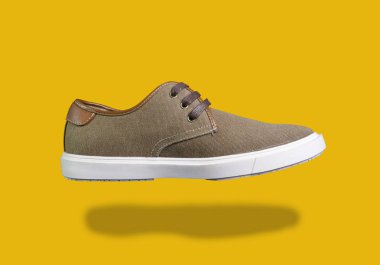 Renkli arka planda izole edilmiş tuval ve deri spor ayakkabılar