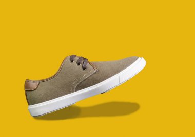 Renkli arka planda izole edilmiş tuval ve deri spor ayakkabılar