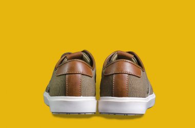 Renkli arka planda izole edilmiş tuval ve deri spor ayakkabılar