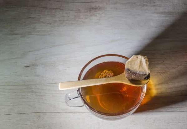 Taza Vidrio Con Infusión Sobre Fondo Negro Con Etiqueta Para — Foto de Stock