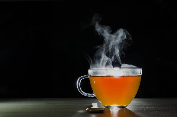 Taza Vidrio Con Infusión Sobre Fondo Negro Con Etiqueta Para Fotos De Stock