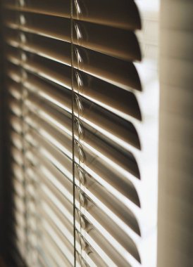 Güneşten kapalı jaluzi.