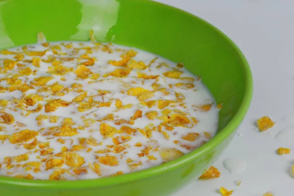 Copos Maíz Con Leche Plato Verde Sobre Fondo Blanco — Foto de Stock