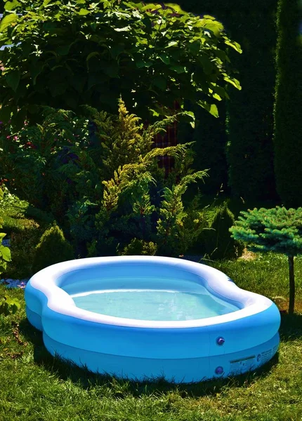 Blå Uppblåsbar Pool Gräs Mellan Naturen — Stockfoto