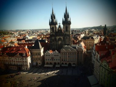 Prague Old Time Square, şehir merkezine, Çek Cumhuriyeti. Eski zaman Hall Tower Tyn kilisede görünümden. Tarihi merkezi.