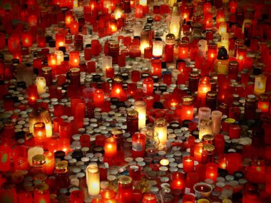 Prag, Çek Cumhuriyeti - 17 Kasım Kadife Devrimi'nin yıldönümü, Halk Prag, Çek Cumhuriyeti'ndeki National Avenue'de mum yakıyor.