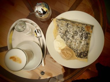 Caffe latte, masada çikolata ve suggar ile gözleme, masada yukarı görüş