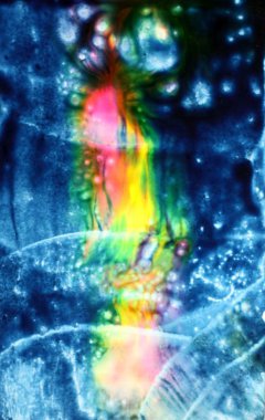 Soyut boyama, arka planlar veya dokular için, ortasında pembe ve sarı dere ile su bakmak.